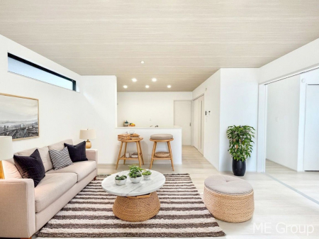 ���r���O�@�����`Living�`�@�Ƒ��̉�b��Ί炪�s���������r���O�ł��B�q���������Ă�p�����Ȃ���A�傫�ȃ\�t�@��_�C�j���O�e�[�u���ł������H���������肭�났�����􂻂�Ȗ������������Ԃł��I���Ƌ��CG�ł�