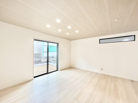 ���r���O�@�����`Living�`�@�O���̗��Ȃ��V���v���ł�������LDK�B�傫�ȑ�������������������ނ̂Ŏ��������邭�A�Ƒ��̌e���̏�Ƃ��ăs�b�^���ł��B�J�����Ɠ�������̗ǂ��𐥔񂲗����������I