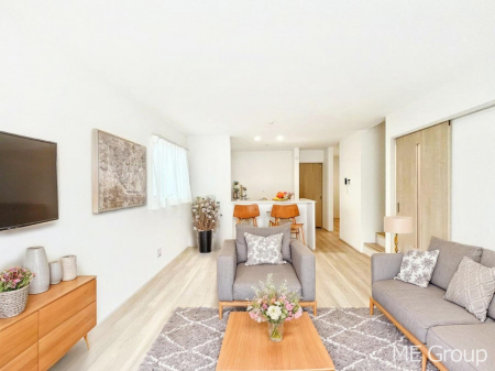 ���r���O�@�Ƒ��̘a�₩�ȉ�b���������Ă������B�J�����̂��郊�r���O�ł��B���Ƌ��CG�ł�  