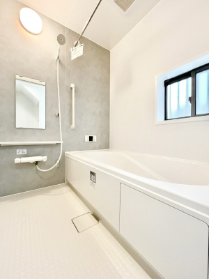 �����@������A�������`Bath Room�`�@���t���̃o�X���[���́A�̌������薾�邭�C�����̗ǂ���Ԃł��B�������邱�ƂŁA���C�����ǍD�B������芰����o�X���[���ŁA�����̃o�X�^�C�����y���݂ɂȂ肻���ł��B