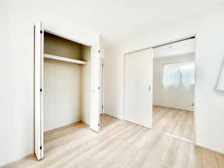 �q�������@������A�������`Bed Room�`�@�q�������͂��q�l�ɂƂ��đ�Ϗd�Ȗ���������܂��B�q����l�ŉ߂�����Ԃ�^���邱�ƂŁA�h���׋����Ԃ����R�Ƒ����܂����畔���̕Еt����|���Ȃǂ��������ƂɌq����܂��B