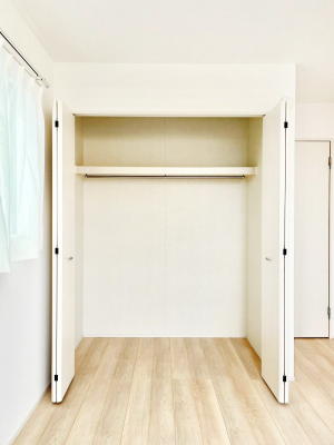 ���[�@������A�������`Closet�`�@�ǖʃN���[�[�b�g������΃^���X��u���K�v���Ȃ��A�o������̂Ȃ��X�b�L����Ԃ��ێ��ł��܂��B����ꂽ�X�y�[�X��L���Ɋ��p�ł������B�ߗނ��̕i�Ȃǂ����Ղ���[�o���܂��ˁ�