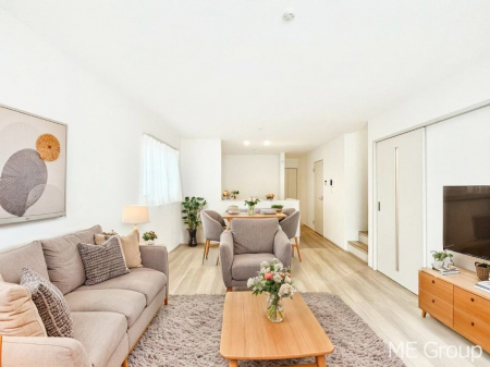 ���r���O�@������A�������`Living�`�@�Ƒ��̉�b��Ί炪�s���������r���O�ł��B�傫�ȃ\�t�@��_�C�j���O�e�[�u���ł������H���������肭�났�����􂻂�Ȗ������������Ԃł��I���Ƌ��CG�ł�