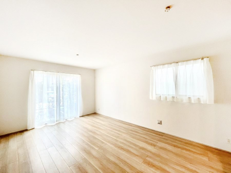 ���r���O�@������A�������`Living�`�@�O���̗��Ȃ��V���v���ł�������LDK�B�傫�ȑ�������������������ނ̂Ŏ��������邭�A�Ƒ��̌e���̏�Ƃ��ăs�b�^���ł��B�J�����Ɠ�������̗ǂ��𐥔񂲗����������I