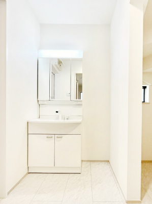 ���ʑ�E���ʏ��@������A�������`Dressing Room�`�@���邭����������p�E�_�[���[���B�����g���ꏊ�����炱���A���K�ȋ�ԂƂȂ��Ă���܂��B�V�����v�[�h���b�T�[���̗p���Ă���܂��̂ŁA���V��������y�ɏo���܂��B