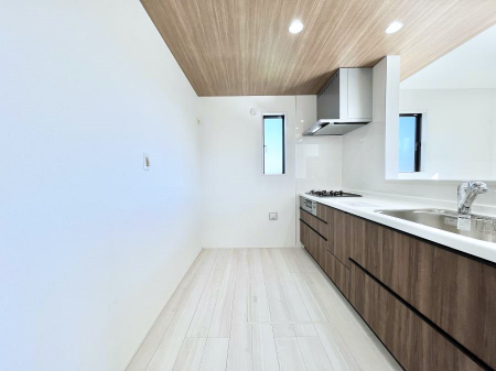 �L�b�`���@�u�₩�ȕ����ʂ蔲����L�b�`���B��������̂Ŗ��邭���C�ɂ��𗧂��܂��B