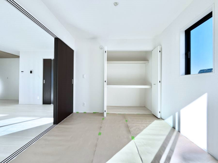 ���̑����ρ@���r���O�Ɨׂ荇���Ă���a���B�ق��ƈꑧ�ł���a�̋�Ԃ��Y�ꂸ�ɁB 