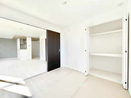 ���̑����ρ@���r���O�Ɨׂ荇���Ă���a���B�ق��ƈꑧ�ł���a�̋�Ԃ��Y�ꂸ�ɁB 