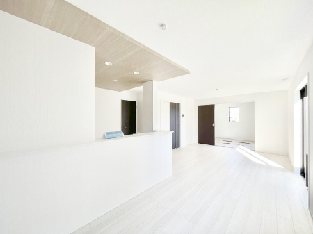 ���r���O�@���邢�z���������A�����̕��͋C�ɖ�������郊�r���O�E�_�C�j���O�B 