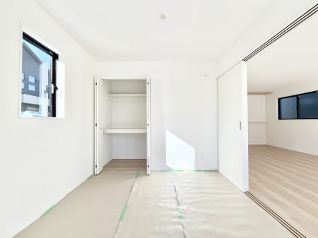 ���̑����ρ@���r���O�Ɨׂ荇���Ă���a���B�ق��ƈꑧ�ł���a�̋�Ԃ��Y�ꂸ�ɁB 