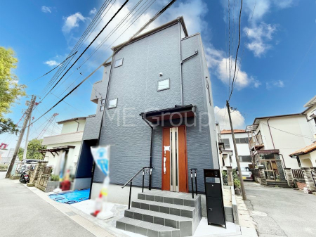 ���n�O�ώʐ^�@�O�ρ`Exterior�`  �ՐÂȏZ��n�Ŏq��ĉƑ��Ƀs�b�^���B  �����̂��U�������K�ȗ΂Ɍb�܂ꂽ�G���A�ŁA���R�ɕ�܂ꂽ���₩�ȕ�炵���������邽�߂́A��Ƃ肠��Z���������Ă��܂��B