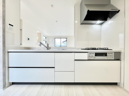 �L�b�`���@�����`Kitchen�`�@��b���e�ރ��r���O�A�������������Ȃ�L�b�`���B�Ƃ́A�������������ł͂Ȃ��A��炵��������A���K�ɂ���ꏊ�B�Ί�̖����A���炬�̓��X�̂��߂ɁA�ŐV�̐ݔ��E�d�l���̗p�B