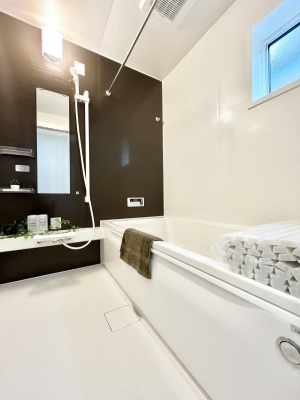 �����@�����`Bath Room�`�@�������Ƒ���L�΂��ē������邱�Ƃ��\�I����̔�������M�d�ȃo�X�^�C���ł��B���q�l�Ƃ��ꏏ�ł��\���ȍL���Ȃ̂ŁA���r���O�Ƃ͈�����Ƒ��c�R�̂ЂƎ������y���݂��������܂��B