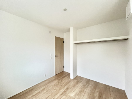 �Q���@�����`Bed Room�`  �����ɂ͎��[�N���[�[�b�g�������I���i�g���̂��m���⏬���͂������A�G�ߕ��̂��m���Ȃǂ���������Ɛ������ڂ����܂������܂��B  ������Ԃ��L���g�p�ł��܂��ˁB