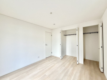 �Q���@�������R�������`Bed Room�` �S�����ɂ͎��[�N���[�[�b�g�������I���i�g���̂��m���⏬���͂������A�G�ߕ��̂��m���Ȃǂ���������Ɛ������ڂ����܂������܂��B ������Ԃ��L���g�p�ł��܂��ˁB