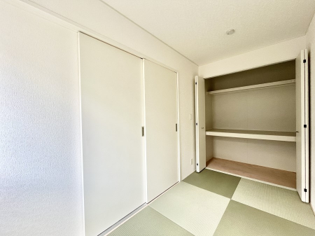 ���̑����ρ@�������R�������`Japanese Room�`�@LDK�אڂ̘a���́A�A�C���������Ȃǉ��l�̉Ǝ��X�y�[�X�Ƃ��āA�܂������Ȃ��q�l�̂��邲�ƒ�ł͂����Q�₨�ނւ��̏�Ƃ��Ă����p���������܂��B