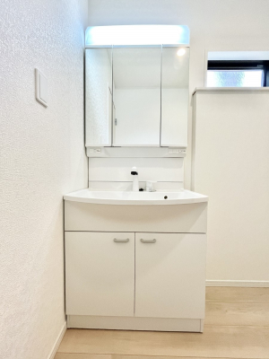 ���ʑ�E���ʏ��@�������R�������`Dressing Room�` ����������F�����œ��ꂳ��Ă���ƁA�X�b�L���Ɛ�������ۂ������܂��B���̗��ɂ͂����Ղ�Ǝ��[�X�y�[�X��W�������I�����́A�V���v�����@�\�����d�����āB