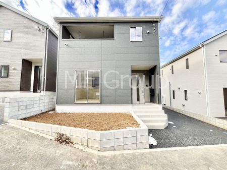 ���n�O�ώʐ^�@�O�ρ��Q�������`Exterior�`  �ՐÂȏZ��n�Ŏq��ĉƑ��Ƀs�b�^���B  �����̂��U�������K�ȗ΂Ɍb�܂ꂽ�G���A�ŁA���R�ɕ�܂ꂽ���₩�ȕ�炵���������邽�߂́A��Ƃ肠��Z���������Ă��܂��B