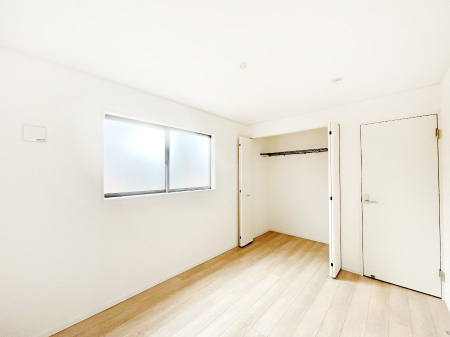 �Q���@�������Q�������`Bed Room�` �S�����ɂ͎��[�N���[�[�b�g�������I���i�g���̂��m���⏬���͂������A�G�ߕ��̂��m���Ȃǂ���������Ɛ������ڂ����܂������܂��B ������Ԃ��L���g�p�ł��܂��ˁB