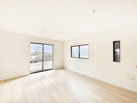 ���r���O�@�������Q�������`Living�`�@�O���̗��Ȃ��V���v���ł�������LDK�B�傫�ȑ�������������������ނ̂Ŏ��������邭�A�Ƒ��̌e���̏�Ƃ��ăs�b�^���ł��B�J�����Ɠ�������̗ǂ��𐥔񂲗����������I