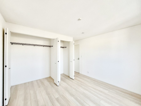 �Q���@�������P�������`Bed Room�`  �S�����ɂ͎��[�N���[�[�b�g�������I���i�g���̂��m���⏬���͂������A�G�ߕ��̂��m���Ȃǂ���������Ɛ������ڂ����܂������܂��B  ������Ԃ��L���g�p�ł��܂��ˁB