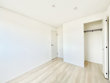 �q�������@�������P�������`Bed Room�`�@�q�������͂��q�l�ɂƂ��đ�Ϗd�Ȗ���������܂��B�q����l�ŉ߂�����Ԃ�^���邱�ƂŁA�h���׋����Ԃ����R�Ƒ����܂����畔���̕Еt����|���Ȃǂ��������ƂɌq����܂��B