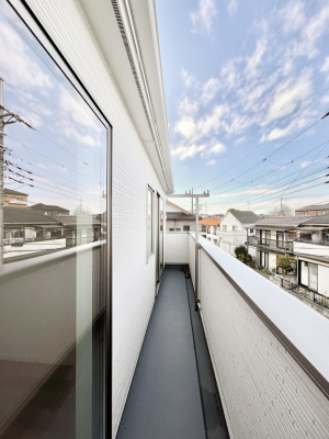 �o���R�j�[�@�������P�������`Balcony�`�@�傫�ȋ�Ɉ͂܂ꂽ�C�����̂����ƁB�o���R�j�[��`�������ň��|�I�ȊJ�����ɕ�܂�܂��B�o���R�j�[�͗z���������݂��z�c����󕨂��C�����悭�������Ƃ��ł��܂��B