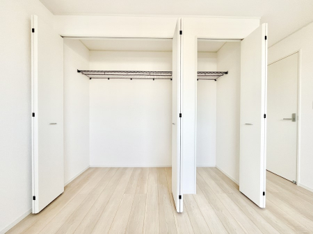 ���[�@�������P�������`Closet�`�@�ǖʃN���[�[�b�g������΃^���X��u���K�v���Ȃ��A�o������̂Ȃ��X�b�L����Ԃ��ێ��ł��܂��B����ꂽ�X�y�[�X��L���Ɋ��p�ł������B�ߗނ��̕i�Ȃǂ����Ղ���[�o���܂��ˁ�