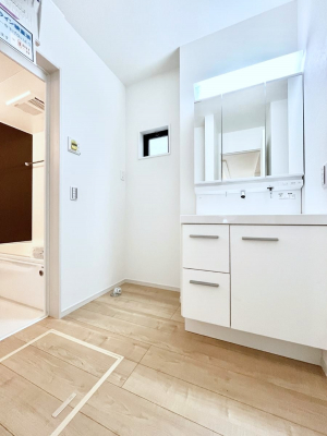 ���̑��@�����`Dressing Room�`  �\���ȑ傫���̐��ʑ�͎��[�����鎖�Ȃ���A�g�����Ȃ݃`�F�b�N�⎕�����ȂǁA���̍Q�����������Ԃł��z�e�����C�N�ȃX�y�[�X�ŗ]�T�Ƃ�Ƃ�������Ē����܂��B