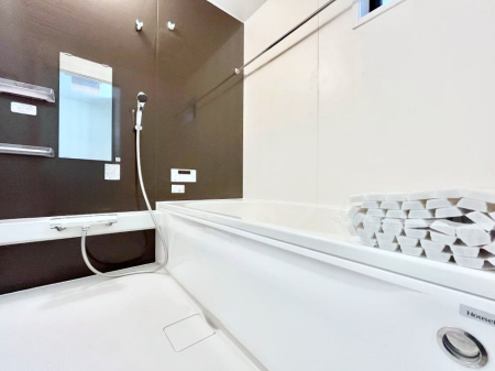 �����@�����`Bath Room�`�@�������������͋C�̗����Ŗ����Ɍ����ă��t���b�V���B���������@�\���t���Ă���̂ŗׂ̐���@�u����Ő􂢏オ�������󕨂��A�J�̓����V�C���C�ɂ������������邱�Ƃ��\�ł��B