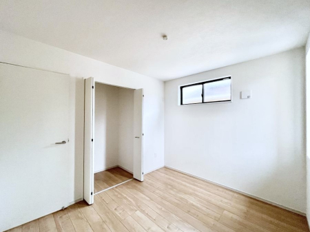 �q�������@�����`Bed Room�`�@�q�������͂��q�l�ɂƂ��đ�Ϗd�Ȗ���������܂��B�q����l�ŉ߂�����Ԃ�^���邱�ƂŁA�h���׋����Ԃ����R�Ƒ����܂����畔���̕Еt����|���Ȃǂ��������ƂɌq����܂��B