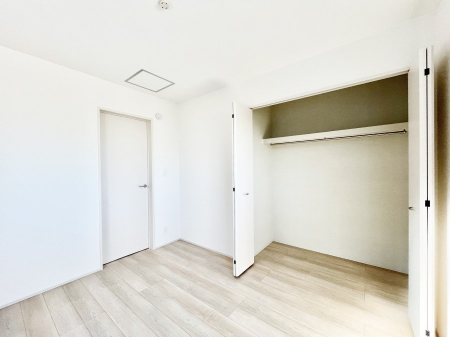 �Q���@������B�������`Bed Room�`  �S�����ɂ͎��[�N���[�[�b�g�������I���i�g���̂��m���⏬���͂������A�G�ߕ��̂��m���Ȃǂ���������Ɛ������ڂ����܂������܂��B  ������Ԃ��L���g�p�ł��܂��ˁB