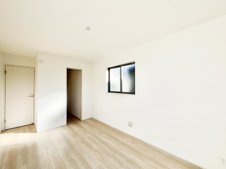 �q�������@������B�������`Bed Room�`�@�}���V�����ƈႢ�������������̂��ˌ��Ẵ����b�g�ł��B���Ƒ������������ƂŎ苷�Ɋ����Ă����Z�܂����ˌ��Ăł͊e�����v���C�o�V�[��ۂ��Ƃ��ł��܂��B