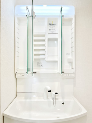 ���̑����ρ@�ݔ���B�������O�ʋ��̗��ɁA���ϕi��q���p�i�Ȃǂ����[�\�B���ʑ����������ƕۂ��܂��I