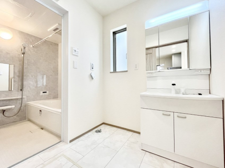 ���̑��@������A�������`Dressing Room�`�@�Â��Ȃ肪���Ȑ��ʏ�����������ƍ̌��Ɗ��C���\�Ȃ̂ŋC�����悭���g�������܂��B�O�ʋ��^�C�v�̐��ʑ�͋������[�ŎU�炩�肪���Ȑ��ʏ����X�b�L����