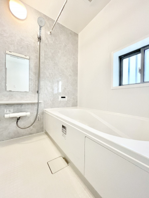 �����@������A�������`Bath Room�`�@���t���̃o�X���[���́A�̌������薾�邭�C�����̗ǂ���Ԃł��B�������邱�ƂŁA���C�����ǍD�B������芰����o�X���[���ŁA�����̃o�X�^�C�����y���݂ɂȂ肻���ł��B