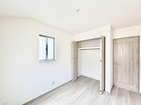 ���̑����ρ@������A�������`Bed Room�`  �S�����ɂ͎��[�N���[�[�b�g�������I���i�g���̂��m���⏬���͂������A�G�ߕ��̂��m���Ȃǂ���������Ɛ������ڂ����܂������܂��B  ������Ԃ��L���g�p�ł��܂��ˁB