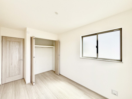 �q�������@������A�������`Bed Room�`�@�q�������͂��q�l�ɂƂ��đ�Ϗd�Ȗ���������܂��B�q����l�ŉ߂�����Ԃ�^���邱�ƂŁA�h���׋����Ԃ����R�Ƒ����܂����畔���̕Еt����|���Ȃǂ��������ƂɌq����܂��B