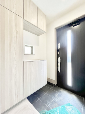 ���ց@������A�������`Entrance�`�@�Ƃ̒��ł��q�l���}����ŏ��̏ꏊ�ł��錺�ւ́A�Ƃ̈�ۂ��̂��̂ł��I�L�x�Ȍ��֎��[�ŁA����Y��ɕۂ��Ƃ��o���܂��􌺊ւɂ͂����Ղ���[�̉��ʔ��������I