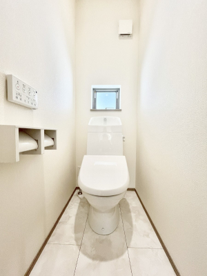 �g�C���@������A�������`Toilet�`�@�Y��E�X�b�L���E���K�ȃE�H�V�����b�g�t�g�C���ł��낰���Ԃł��B�̌������薾�邭�A���K��ԂƂȂ��Ă���܂��������g���ꏊ�����炱���̔z���ł��I