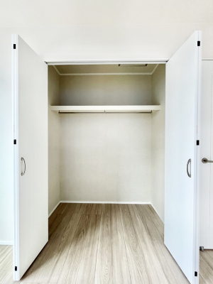 ���[�@�����`Closet�`�@�ǖʃN���[�[�b�g������΃^���X��u���K�v���Ȃ��A�o������̂Ȃ��X�b�L����Ԃ��ێ��ł��܂��B����ꂽ�X�y�[�X��L���Ɋ��p�ł������B�G�߂̈ߗނ��̕i�Ȃǂ����Ղ���[�o���܂��ˁ�