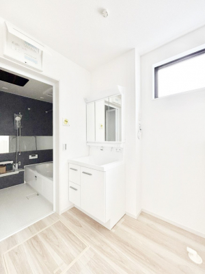 ���̑��@�����`Dressing Room�`�@���邭����������p�E�_�[���[���B�����g���ꏊ�����炱���A���K�ȋ�ԂƂȂ��Ă���܂��B�V�����v�[�h���b�T�[���̗p���Ă���܂��̂ŁA���V��������y�ɏo���܂��B