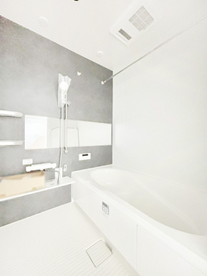 �����@�����`Bath Room�`�@�������������͋C�̗����Ŗ����Ɍ����ă��t���b�V���B���������@�\���t���Ă���̂ŗׂ̐���@�u����Ő􂢏オ�������󕨂��A�J�̓����V�C���C�ɂ������������邱�Ƃ��\�ł��B