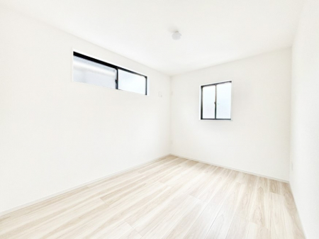 �q�������@�����`Bed Room�`�@�q�������͂��q�l�ɂƂ��đ�Ϗd�Ȗ���������܂��B�q����l�ŉ߂�����Ԃ�^���邱�ƂŁA�h���׋����Ԃ����R�Ƒ����܂����畔���̕Еt����|���Ȃǂ��������ƂɌq����܂��B