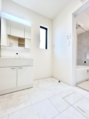 ���̑��@�����`Dressing Room�`�@�Â��Ȃ肪���Ȑ��ʏ�����������ƍ̌��Ɗ��C���\�Ȃ̂ŋC�����悭���g�������܂��B�O�ʋ��^�C�v�̐��ʑ�͋������[�ŎU�炩�肪���Ȑ��ʏ����X�b�L����