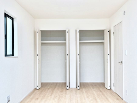 ���[�@�����`Closet�`�@�ǖʃN���[�[�b�g������΃^���X��u���K�v���Ȃ��A�o������̂Ȃ��X�b�L����Ԃ��ێ��ł��܂��B����ꂽ�X�y�[�X��L���Ɋ��p�ł������B�G�߂̈ߗނ��̕i�Ȃǂ����Ղ���[�o���܂��ˁ�