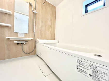 �����@�������P�������`Bath Room�`�@���t���̃o�X���[���́A�̌������薾�邭�C�����̗ǂ���Ԃł��B�������邱�ƂŁA���C�����ǍD�B������芰����o�X���[���ŁA�����̃o�X�^�C�����y���݂ɂȂ肻���ł��B