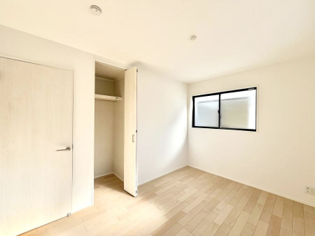 �Q���@�������P�������`Bed Room�`  �S�����ɂ͎��[�N���[�[�b�g�������I���i�g���̂��m���⏬���͂������A�G�ߕ��̂��m���Ȃǂ���������Ɛ������ڂ����܂������܂��B  ������Ԃ��L���g�p�ł��܂��ˁB