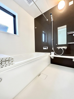 �����@�������Q�������`Bath Room�`�@���t���̃o�X���[���́A�̌������薾�邭�C�����̗ǂ���Ԃł��B�������邱�ƂŁA���C�����ǍD�B������芰����o�X���[���ŁA�����̃o�X�^�C�����y���݂ɂȂ肻���ł��B