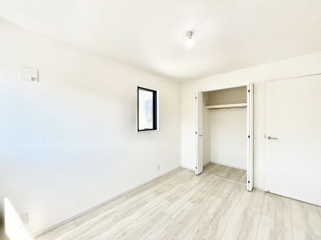 �Q���@�������Q�������`Bed Room�`  �S�����ɂ͎��[�N���[�[�b�g�������I���i�g���̂��m���⏬���͂������A�G�ߕ��̂��m���Ȃǂ���������Ɛ������ڂ����܂������܂��B  ������Ԃ��L���g�p�ł��܂��ˁB